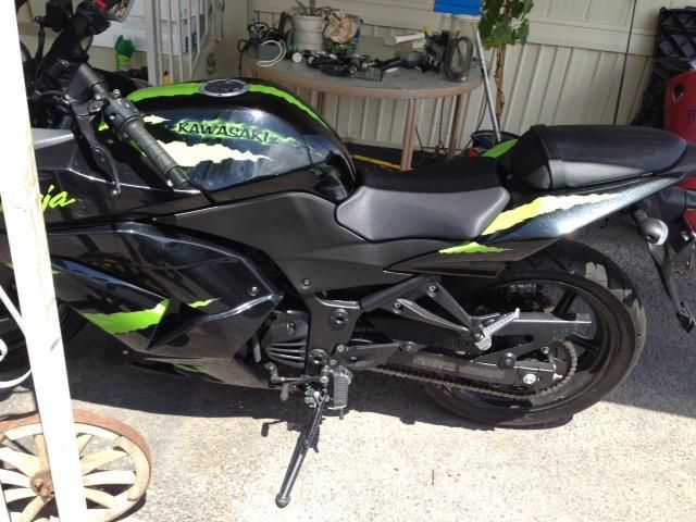 250R W CUSTOMIZED PAINT, EXHAUST, AND LIGHTS EXCELLENT CONDITION