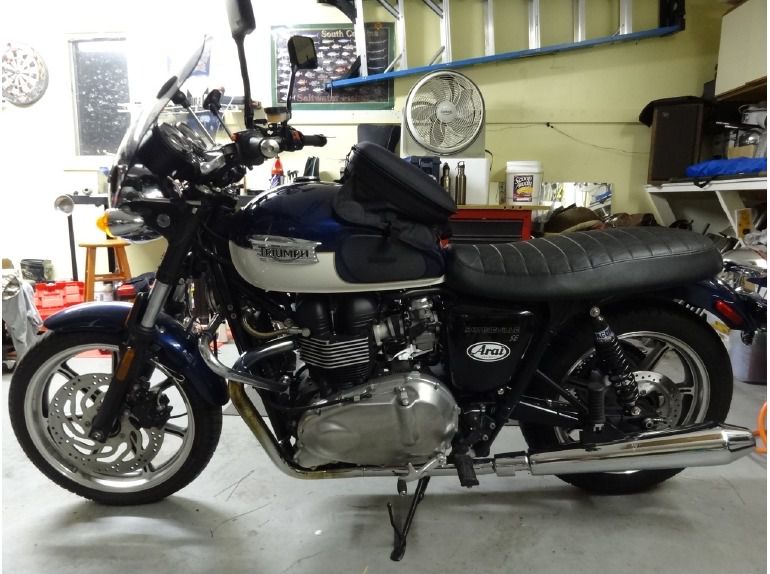 2010 Triumph Bonneville SE - PACIFIC BLUE 