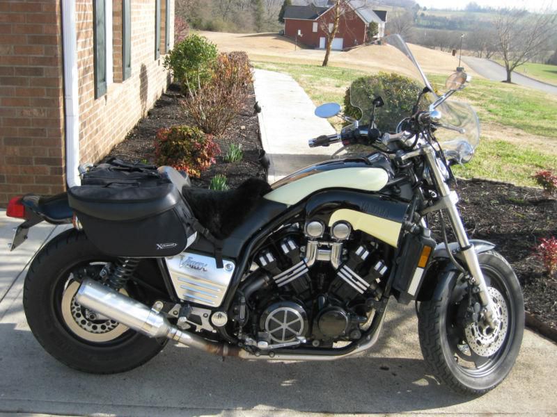 Yamaha vmax 1200 cc   2000 model