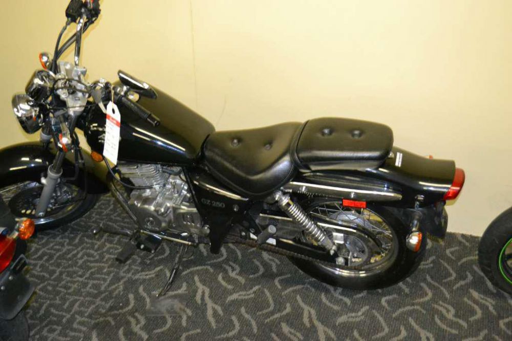 2005 Suzuki GZ250 Standard for sale on 2040-motos