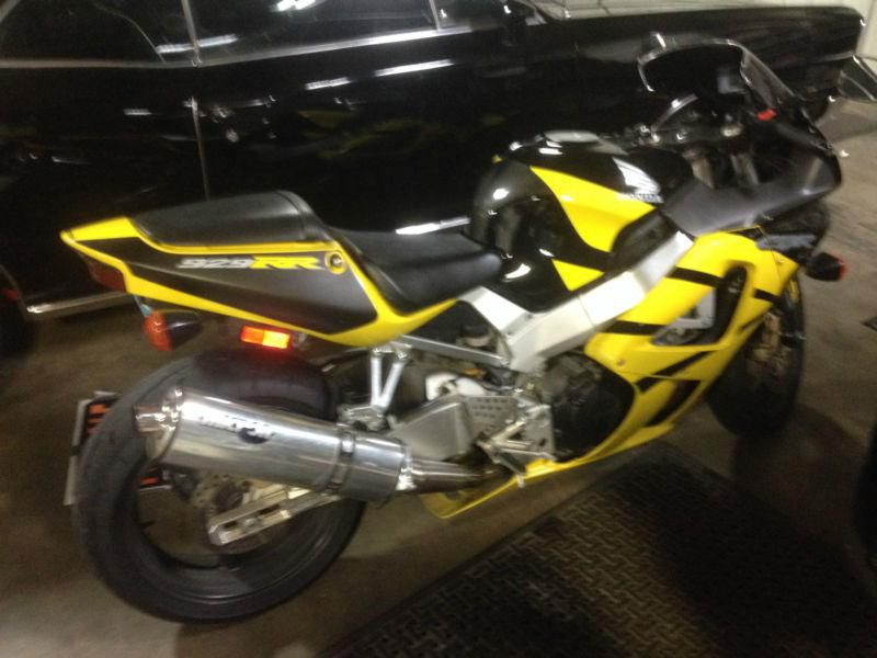 2001 HONDA CBR 929 BLACK AND YELLOW/ LOWERED EXTENDED SWING ARM/ 12000 MILES