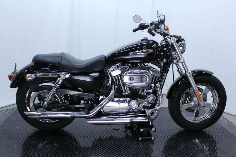 2011 Harley-Davidson XL1200C Sportster 1200 Custom Cruiser 