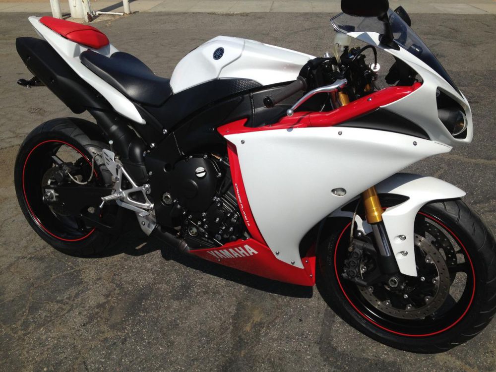 2009 yamaha r1  sportbike 