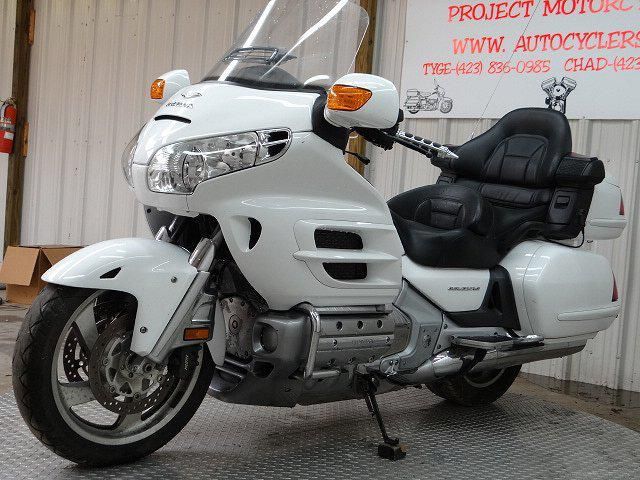 2005 HONDA GOLDWING GL1800 CLEAR TITLE VERY LIGHT DAMAGE BUY IT AND RIDE NOW