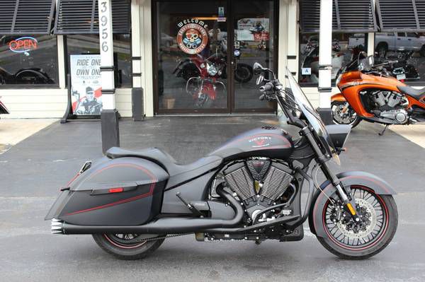 2012 victory hardball*like new 3k miles*hardbags*cruise*abs braking