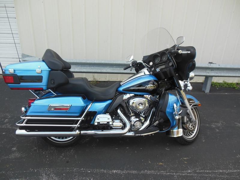 2011 Harley-Davidson FLHTCU - Electra Glide Ultra Classic Touring 