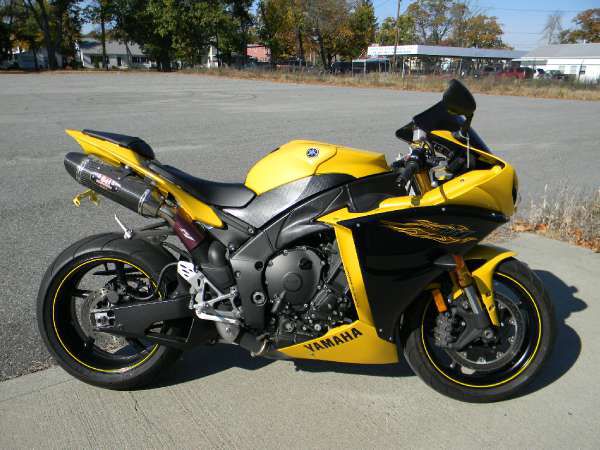 2009 Yamaha YZF-R1 for sale on 2040-motos