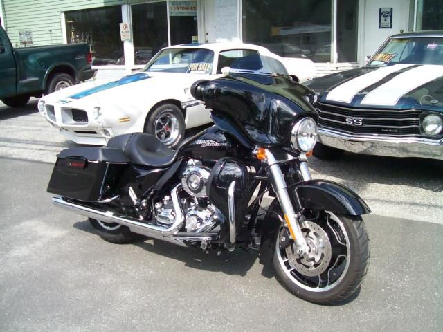 2011 harley davidson street glide $17,500, black, like new with cruise control