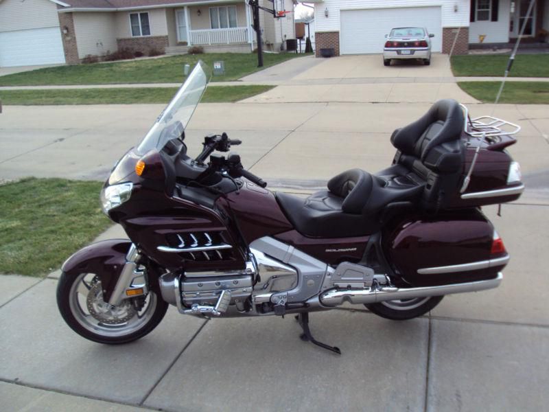 2007 GL1800 Goldwing,Cabernet red,lots of extras.