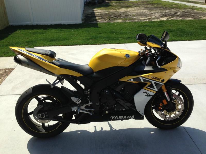 2006 Yamaha R1 50th Anniversary 1 Owner only 6k miles.