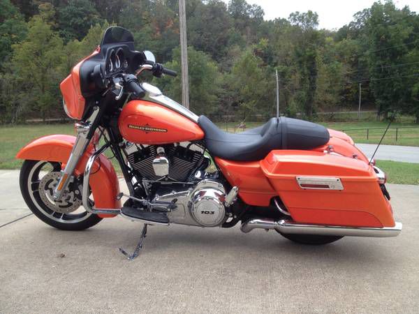 2012 harley davidson street glide w/ only 1459 miles!