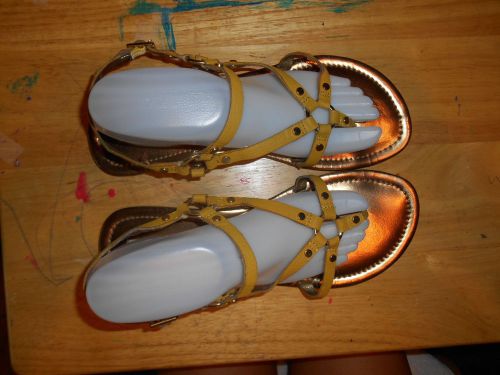 CYNTHIA VINCENT FOR TARGET Yellow Gold Tone Detail Sandals Sz 10