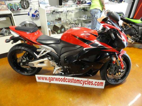 2011 honda cbr 600rr ** lowered and extended ** only 2,000 miles