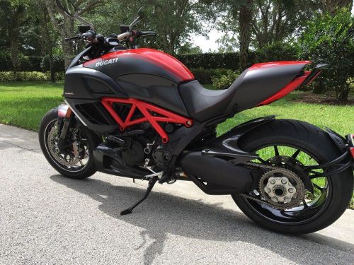 2011 Ducati Diavel Carbon RED