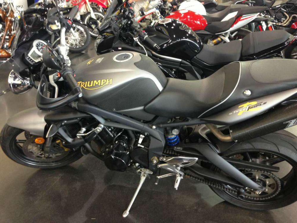 2009 triumph street triple r  sportbike 