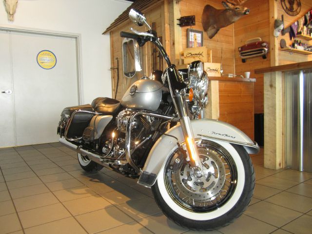 Used 2010 HARLEY DAVIDSON ROAD KING CLASSIC for sale.