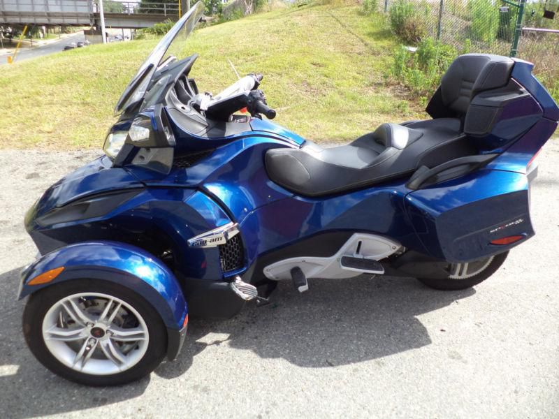 2011 CAN AM SPYDER RT SE5 BLUE automatic with AUDIO PACKAGE very nice condition