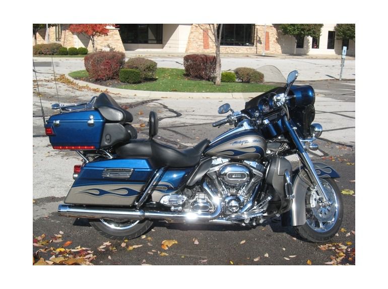 2011 Harley-Davidson FLHTCUSE8 - CVO Ultra Classic Electra Gl 