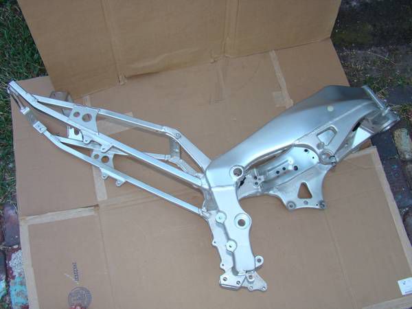 1999-2001 yamaha r1 frame w/clean title, straight w/no damage