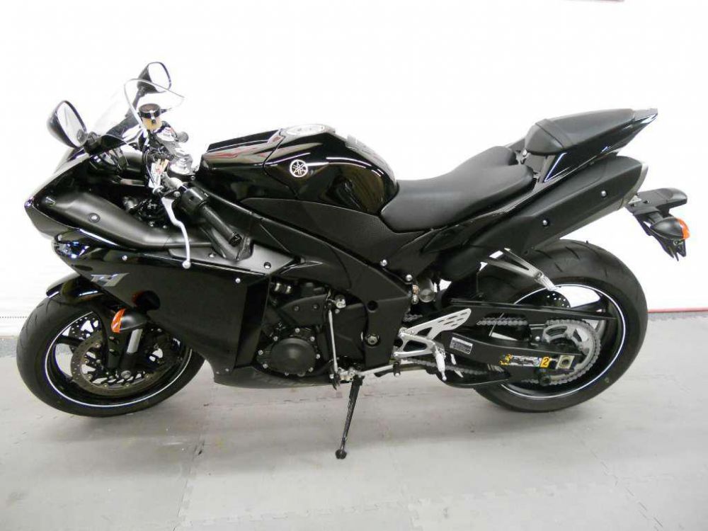 2010 yamaha yzf-r1  sportbike 