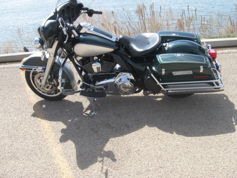 2011 harley davidson police electra glide flhtp  5,400 original miles no reserve