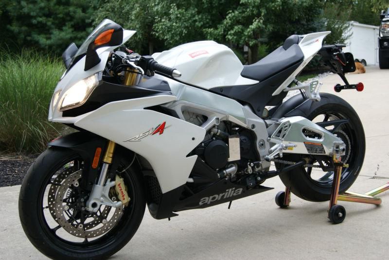 Aprilia 2012 rsv4 white