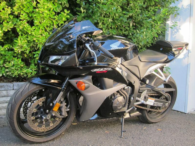 Honda cbr600rr 2007 easy damage good title! black! low mileage!