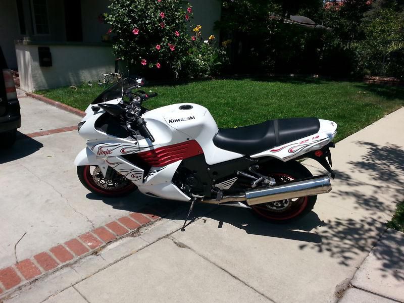 Seller is offering a 2007 special edition white with red rims Ninja ZX-14.
