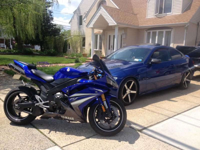 Blue 2007 yamaha r1!! 9,900 miles with upgrades