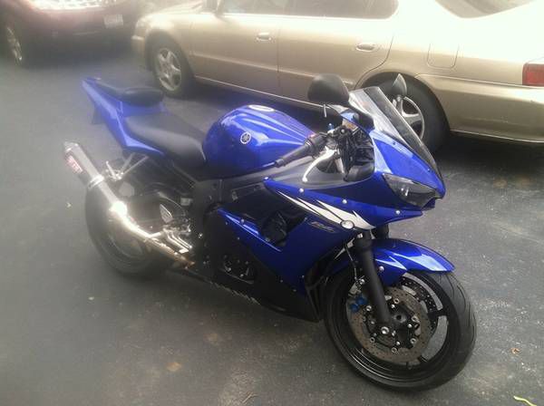 06 yamaha r6, under 6,000 miles, perfect condition, must sell