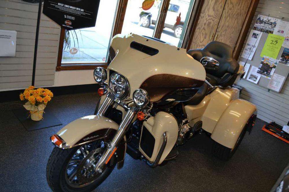 2014 Harley-Davidson FLHTCUTG Tri Glide Ultra Trike 