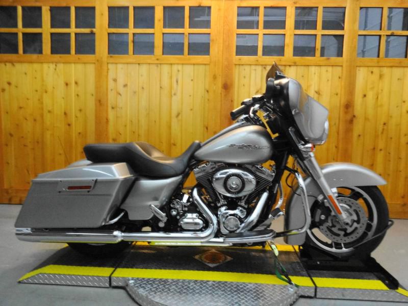 2009 BEAUTIFUL BRILLIANT SILVER STREET GLIDE. ABS. LOW MILES. !!!!. LOOK!!!!!!
