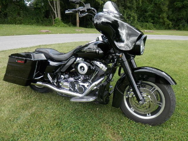Used 2006 HARLEY DAVIDSON STREETGLIDE for sale.