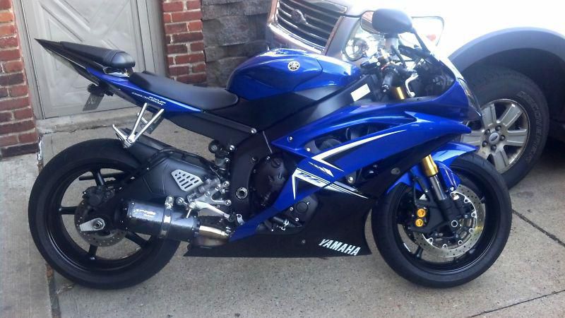 2009 Yamaha R6 - Blue, 3,800 miles, perfect condition