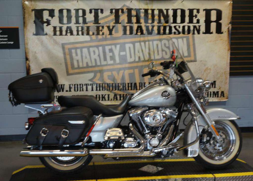 2010 Harley-Davidson FLHRC Road King Classic Touring 