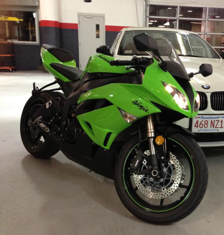 Green 2009 kawasaki ninja zx6r w/ only 2580 miles!