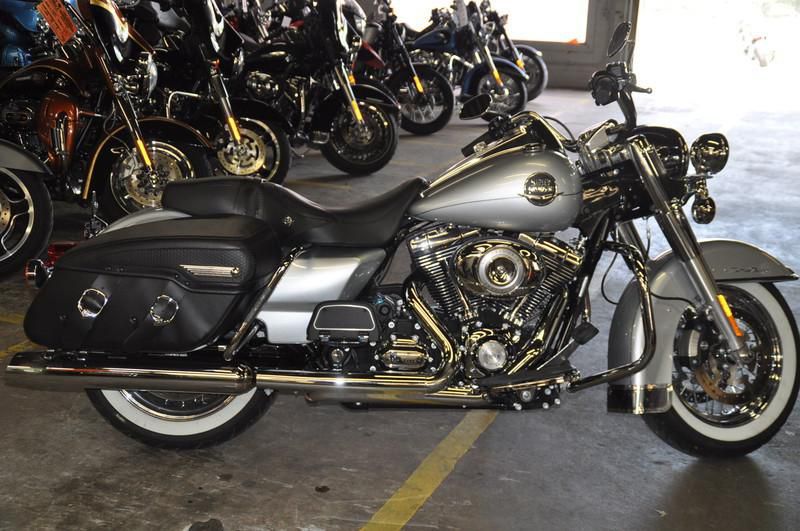 2010 Harley-Davidson FLHRC - Road King Classic Touring 