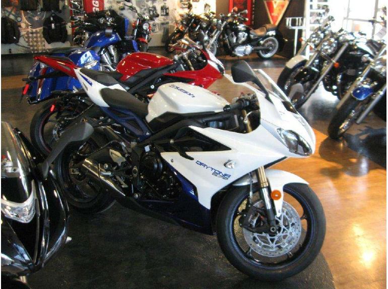 2013 Triumph Daytona 675 - Crystal White / Sapphire Blue 