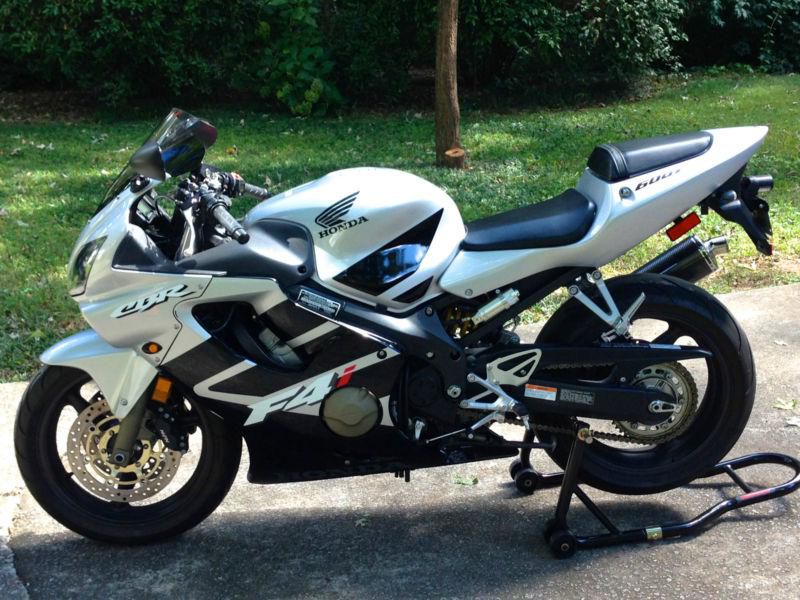 Honda CBR600F4i (only 2,900 miles) Near MINT condition! 2001 Silver model. CLEAN