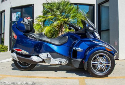 Can-Am Spyder Roadster RT Audio And Convenience