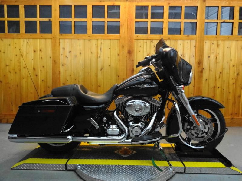 Beautiful brilliant black 2012 street glide. only 915 miles. factory warranty !!