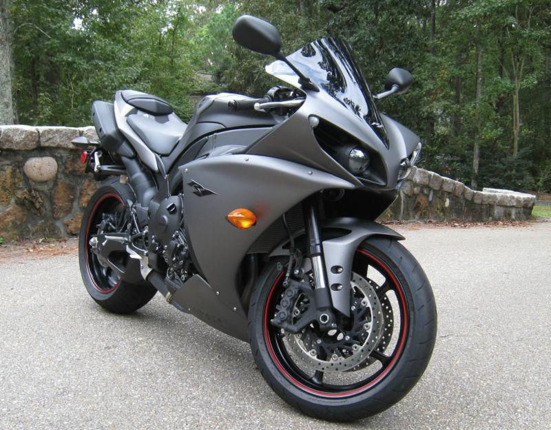 2013 yamaha r1 in perfect condition, 600 miles