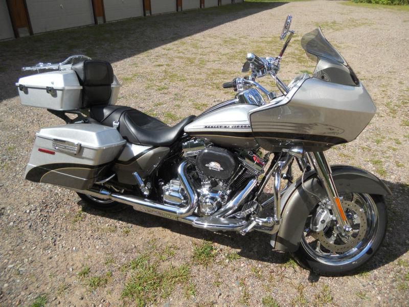 2009 CVO ROAD GLIDE SILVER/TITANIUM - DETACHABLE TOUR PACK/SCREAMING EAGLE PIPES