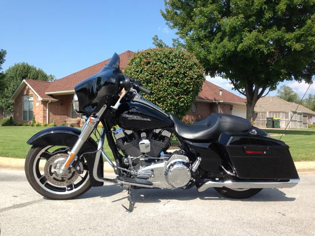 2011 Harley-Davidson Street Glide (LOW MILES! EXCELLENT CONDITION)