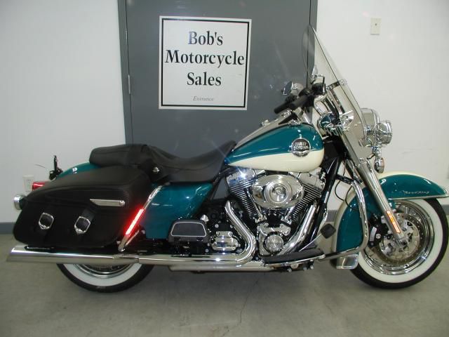 2009 HARLEY DAVIDSON ROAD KING CLASSIC, Teal And White, 2286 Miles