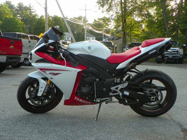 Low mileage and modified 2009 yamaha r1, rare colors