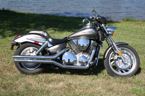 2005 Honda VTX 1300CC 3700 miles NICE
