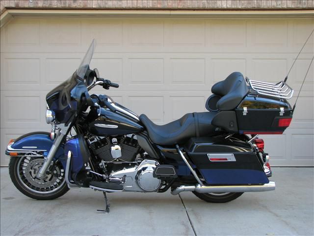 Used 2010 HARLEY DAVIDSON ULTRA CLASSIC for sale.