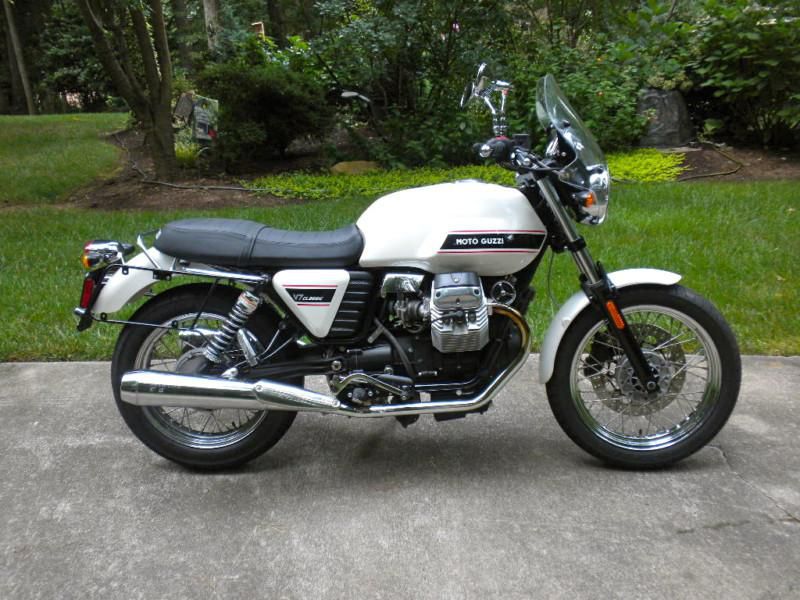 2010 Moto Guzzi v7 classic 750 Just 1200 miles Beautiful classic white twin