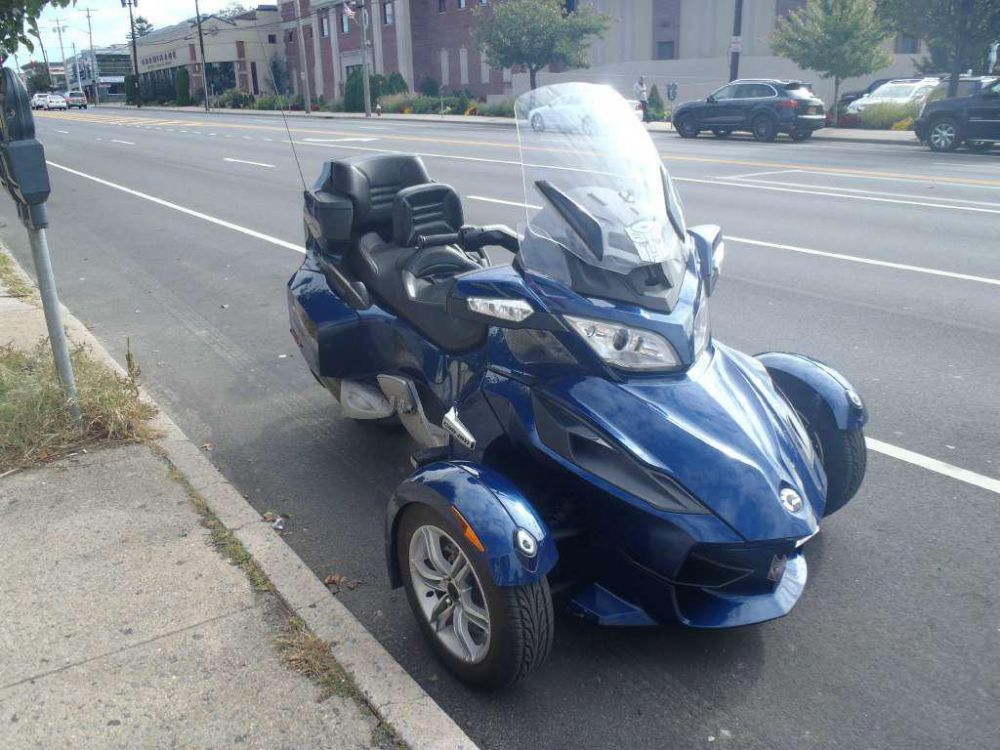 2011 Can-Am Spyder RT Audio & Convenience SE5 Touring 